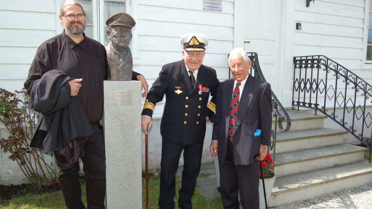 Kunstneren Vidar Bratlund-Mæland, Egil Eikanger og hans gode venn og støttespiller Christian Rieber. Foto: Bjørn Terjesen.