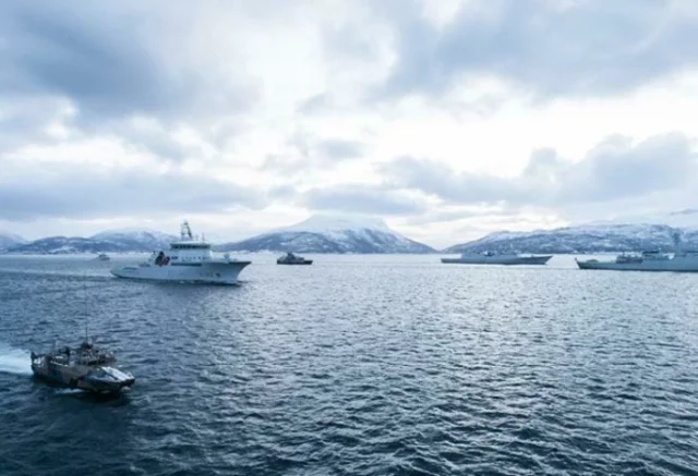 KNM Storm blir bunkret av KV Harstad i Sørøysundet. Foto: Forsvaret.