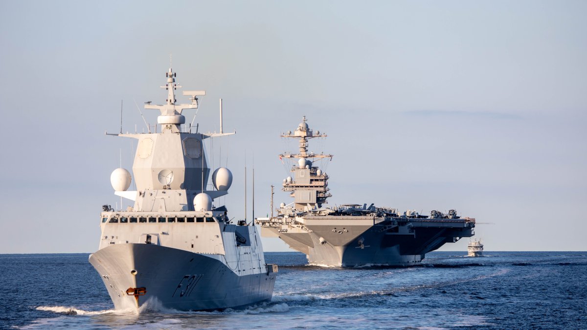 100.000 tonn diplomati. USS Gerald S. Ford i Oslofjorden 24. mai 2023 eskortert av KNM Roald Amundsen.  KV Nornen i bakgrunnen. Foto: Tiril Haslestad/Forsvaret